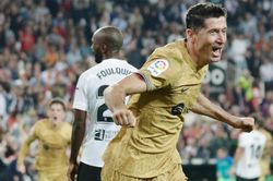 Valencia 0-1 Barcelona: Lewandowski tỏa sáng phút bù giờ, Barca lên đỉnh La Liga
