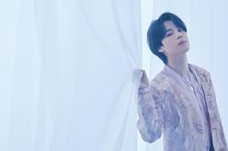 Jimin BTS gây chú ý khi trở thành 'chàng thơ' trong triển lãm của họa sĩ nổi tiếng