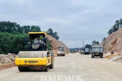 Đề nghị gia hạn hoàn thành toàn bộ cao tốc Cam Lộ - La Sơn đến quý I/2023