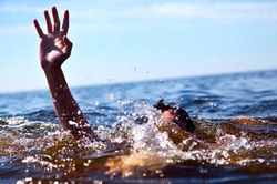 Lật xuồng tự chế, thanh niên bơi ra cứu 2 bạn, cả 3 chết đuối