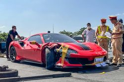 Lấy mẫu vân tay trên vô lăng siêu xe Ferrari 488 để xác định tài xế