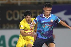 Trọng tài 'tặng điểm'