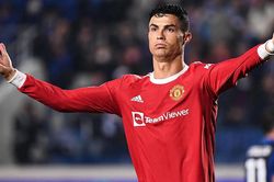 Tin MU 31/10: MU tính đổi Ronaldo lấy Osimhen, Valencia hỏi mua Van de Beek