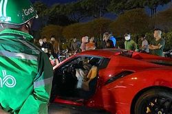 Siêu xe Ferrari đâm xe máy tại Hà Nội, một người tử vong