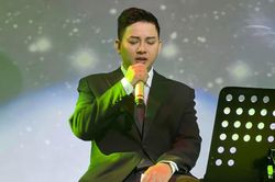 Hoài Lâm hát 'Hoa nở không màu' tại phòng trà, giọng hát vẫn sáng rực như thuở hoàng kim!