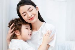 Đêm tân hôn, tôi khóc nghẹn khi nhận món quà từ con riêng của chồng