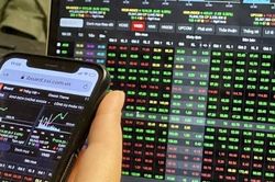 VN-Index tăng nhẹ, cổ phiếu ngành thép bị bán tháo