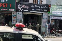 Con gái đi học về, bàng hoàng phát hiện cha mẹ tử trong trong tiệm spa