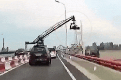 Cần cẩu quay phim đâm vào cột đèn ở Trung Quốc