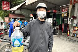 Người dân mang can đi mua trước khi xăng tăng giá 400 đồng/lít
