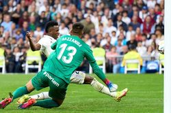 Real Madrid: Mất kiểm soát, mất điểm