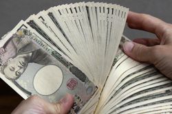 Nhật Bản chi kỷ lục 43 tỷ USD để hỗ trợ đồng yen