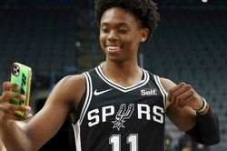 Sao trẻ NBA bị thanh lý hợp đồng vì sở thích 'show thân thể' trước phụ nữ