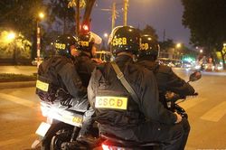 Hà Nội: Bắt 2 thanh niên ném gạch vào tổ cảnh sát cơ động