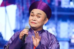 Nghệ sĩ Xuân Hinh phản hồi về hình ảnh bị cho là phản cảm tại chùa