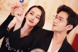 Địch Lệ Nhiệt Ba - Dương Dương giấu chuyện hẹn hò nhưng vẫn bị bắt tại trận