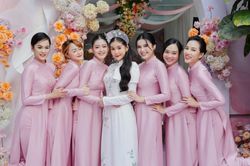 Lê Âu Ngân Anh khóa môi ông xã cực ngọt trong lễ hỏi, dàn bê tráp quy tụ toàn hot girl