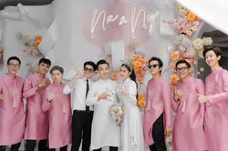Đám hỏi Lê Âu Ngân Anh: Nhà trai rước dâu bằng siêu xe bạc tỷ, cô dâu e ấp bên chú rể điển trai