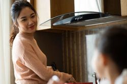 Con trai tôi làm vỡ tivi, chị dâu chỉ nói một câu mà tôi thấy nể