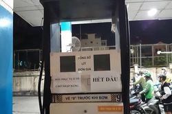 Sát giờ điều chỉnh giá, nhiều cửa hàng xăng dầu ở Hà Nội hết xăng dầu