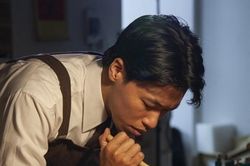 Chàng trai 'hô biến' hàng nghìn cuốn sách thành những tác phẩm hút mắt