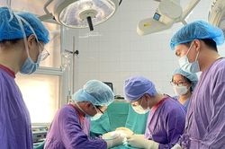 Bé 6 tuổi suýt phải cắt cụt dương vật do sùi mào gà thể nặng