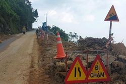 Nhiều điểm sạt lở trên đường đèo Hải Vân chưa thể khắc phục