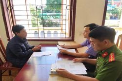Khởi tố đối tượng cầm dao vào trường đe dọa và làm nhục hiệu trưởng