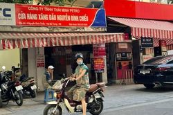 Người Hà Nội 'khóc thét' vì cây xăng đóng cửa, uất ức mua 30.000 đồng/lít ở vỉa hè