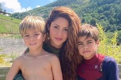 Shakira bị chỉ trích vì chen hàng