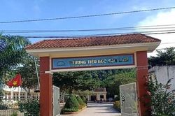 Thấy gì từ vụ phụ huynh cầm dao ép hiệu trưởng phải quỳ xin lỗi