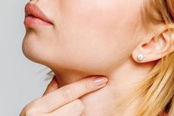 Thận trọng bệnh sưng đau họng