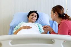 Mẹ chồng chịu đau bệnh vì không muốn con cháu phải 'gánh nợ'