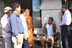 Phó Bí thư Thường trực Tỉnh ủy, Chủ tịch HĐND tỉnh An Giang Lê Văn Nưng thăm và hỗ trợ hộ dân bị hỏa hoạn, có 2 người tử vong ở TP. Châu Đốc