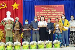 Trao 66 suất quà cho hộ nghèo và cận nghèo