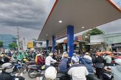 Tp.HCM: Người dân vẫn 'chật vật' khi đổ xăng