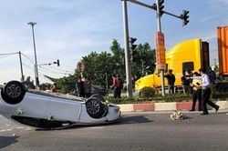 Xe hoa chở cô dâu, chú rể bị lật ngửa ở Hải Phòng