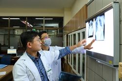Phẫu thuật khối u khổng lồ chèn ép khoang phổi