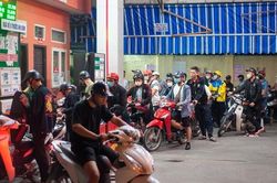 Hà Nội: Người dân xếp hàng đổ xăng lúc nửa đêm