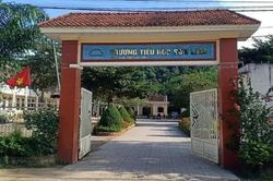 Công an điều tra vụ phụ huynh cầm dao ép hiệu trưởng quỳ xin lỗi