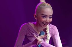 Dàn người đẹp quyến rũ bên Tóc Tiên trong gam tím
