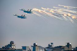 SU-30MK2 trình diễn trên bầu trời Hà Nội