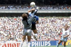 Kỷ niệm World Cup: Vẫn chưa hết tranh cãi vì bàn thắng 'Bàn tay của Chúa'