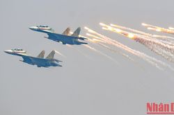 Mãn nhãn với chiến đấu cơ 'hổ mang chúa' Su-30MK2 trên bầu trời Hà Nội