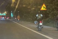 Nhiều xe máy vẫn đi vào cao tốc đại lộ Thăng Long