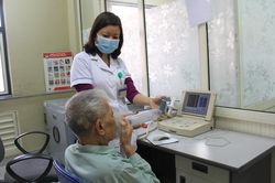 Người có tuổi làm gì để bảo vệ bản thân khi giao mùa?