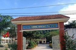 Vụ phụ huynh bắt hiệu trưởng quỳ xin lỗi: Trường nhận một phần sai