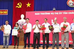 Ban Thường vụ Thị ủy Tân Châu trao Huy hiệu Đảng cho các đảng viên