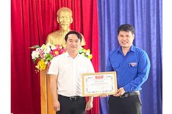 Tỉnh Đoàn tặng bằng khen gương người tốt, việc tốt cho Chi đoàn Trung tâm Y tế huyện Chư Prông