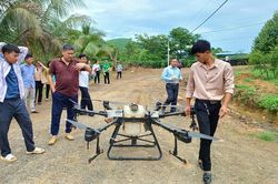 Trình diễn máy bay không người lái phục vụ sản xuất nông nghiệp